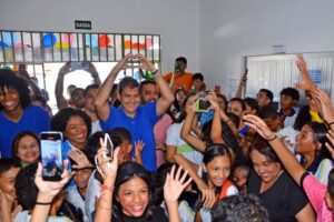 Braide entrega quadra poliesportiva, campo de futebol e horta em escola na Cidade Operária