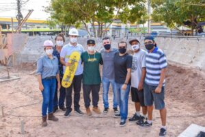 Atletas fazem vistoria de Skate Park ao lado de Eduardo Braide