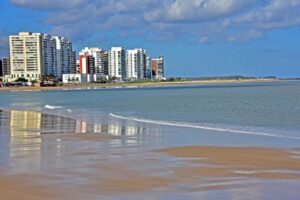 Acreditem se quiser: Brandão libera as praias da Grande Ilha, mas evitem engolir fezes