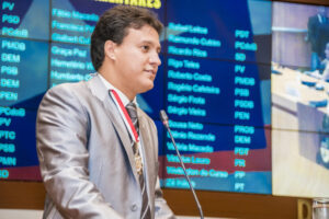 Governador Camarão baixa decreto para reduzir gastos