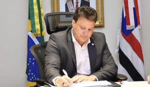 Felipe Camarão permanece na Seduc
