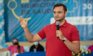 Vídeo: Prefeito Felipe dos Pneus abandona escolas de Santa Inês; alunos denunciam caos e degradação