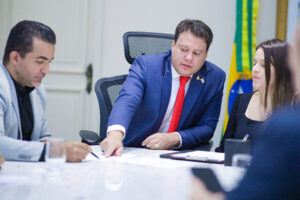 Felipe Camarão discute nova unidade do Viva/Procon na Rodoviária