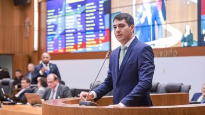Deputado Fernando Braide e vereador Marcos Castro vistoriam reforma da quadra do Jaracaty