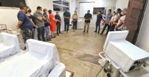 Eudes Sampaio e Pedro Lucas entregam respiradores em Ribamar