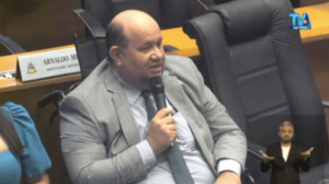 Fred Maia quebra a perna, vai para a cadeira de rodas e desabafa: “como é difícil ser cadeirante”