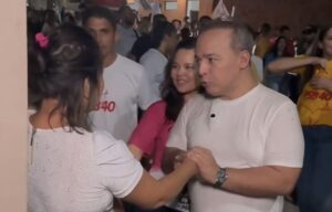 De possível tornozeleira, Fred Campos faz primeira caminhada de campanha