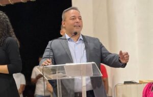 Investigado com a família, Fred Campos realiza primeira caminhada de campanha