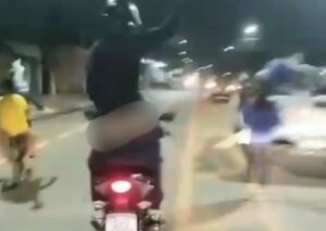 Homem abaixa a calça e mostra tudo em evento de Eduardo Braide