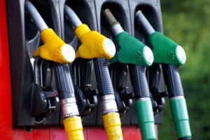 Que maravilha!!! Preço médio da gasolina no Brasil supera R$ 6 por litro
