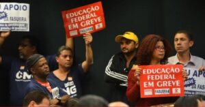 Servidores federais da educação deflagram greve