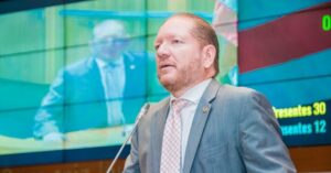 Othelino Neto questiona liberação ilegal de veículos