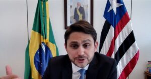 Problemas de conexão marcam entrevista de ministro Juscelino
