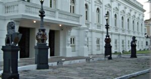 Artistas protestam por recursos e pagamento de cachês