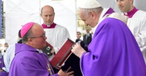 Membro do Vaticano defende liberação para padres se casarem