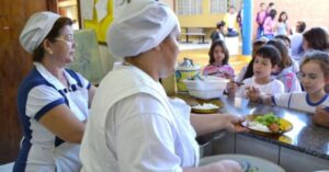 Servidores da Educação sofrem com meses de salários atrasados
