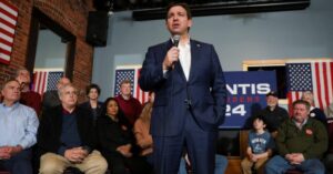 DeSantis desiste e endossa Trump na disputa presidencial