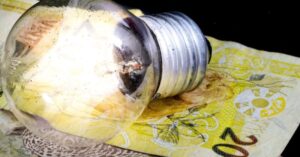 Conta de luz deve subir 5,6% em 2024, aponta Aneel