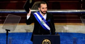 Presidente de El Salvador segue para reeleição e alfineta o Brasil