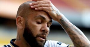 Daniel Alves é condenado a 4 anos e 6 meses por estupro