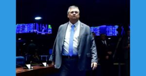 Flávio Dino se despede oficialmente da política partidária