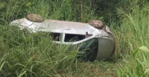 Motoqueiros fazendo grau causam capotamento em Imperatriz