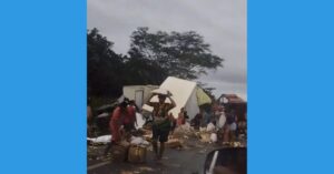 População saqueia carga após acidente fatal em rodovia no MA