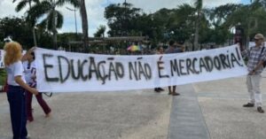 Professores da rede pública de ensino protestam em São Luís