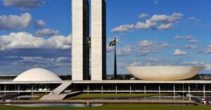 Votar todos os projetos com urgência na Câmara levaria 33 anos
