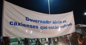 Carlos Brandão é alvo de protestos durante visita a Caxias
