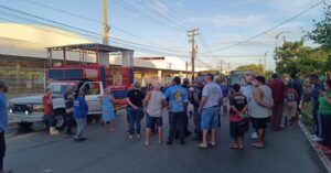 Comerciantes protestam por atraso do Mercado do Peixe