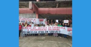 Greve chega a dois meses e trava cursos e bolsas de pesquisa
