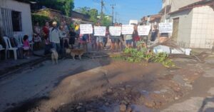 Moradores de bairro em SLZ reclamam de buracos e insegurança
