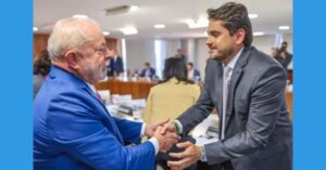 Lula expõe fraqueza ao manter ministro indiciado, diz Estadão