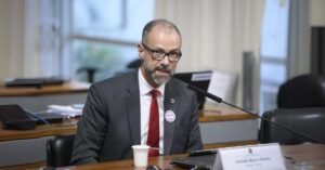Presidente da Anvisa gastou R$ 1 mi em viagens no 1º mandato
