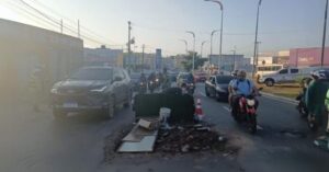 Moradores cavam buraco em avenida de SLZ por falta d’água