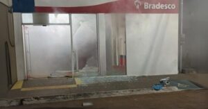 Criminosos explodem banco, fazem reféns e danificam loja