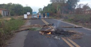 Indígenas bloqueiam rodovia estadual em Viana