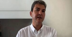 Braide joga bomba no colo do irmão e expõe drama familiar