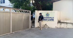 Vereadores ausentes em sessão de cassação têm ficha criminal