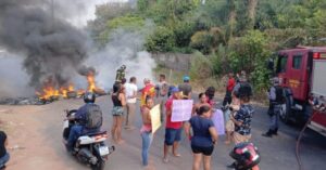 Moradores protestam por asfalto na Estrada de Ribamar