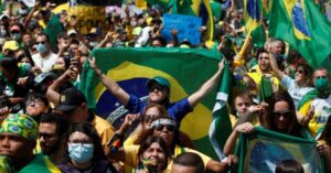Pesquisa: Brasileiros de direita quase dobram os de esquerda