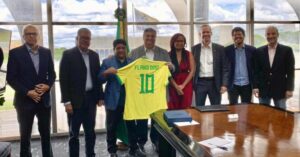 Flávio Dino pede vista e suspende julgamento sobre CBF