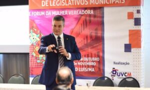 Evangelista fala sobre legislativo municipal em palestra com vereadores