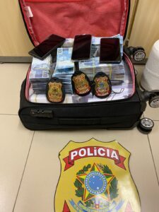 PF prende estrangeiros com quase meio milhão de reais de notas falsas