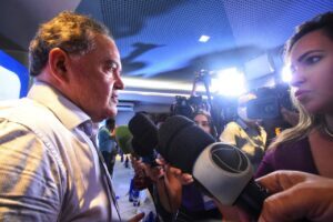 Roberto Rocha forma consórcio para reeleição ao Senado