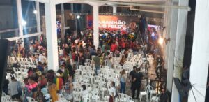 Weverton faz evento para cadeiras vazias