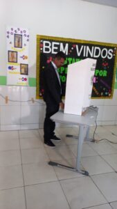 Lahésio Bonfim votou pela manhã em São Pedro dos Crentes