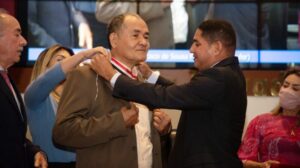 Zé Inácio homenageia o artista plástico Fransoufer com a medalha ‘Manuel Beckman’