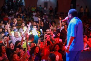 Neguinho da Beija Flor encerra Natal Solidário das Mercês